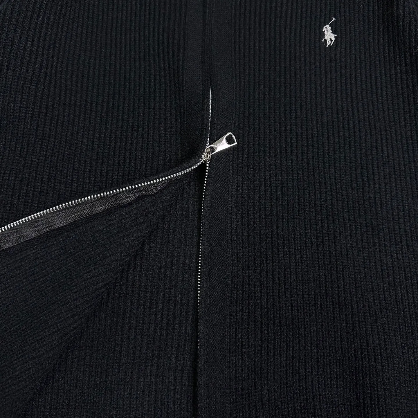 P340 Ralph Lauren 2025 new classic embroidered logo couple style zipper knitted sweater 🔥High version🔥High version🔥 The fabric is made of 32-count cotton yarn blended material, which is skin-friendly and does not stick to the body. It does not cause pilling. It feels very soft and super comfortable. It is fashionable and personalized. It is a super versatile and beautiful knitted sweater. It is very suitable for both men and women. It is a must-have for everyone. Packaging, tag, collar label, washed wheat, complete👍 Color: black, gray Size: M-2XL